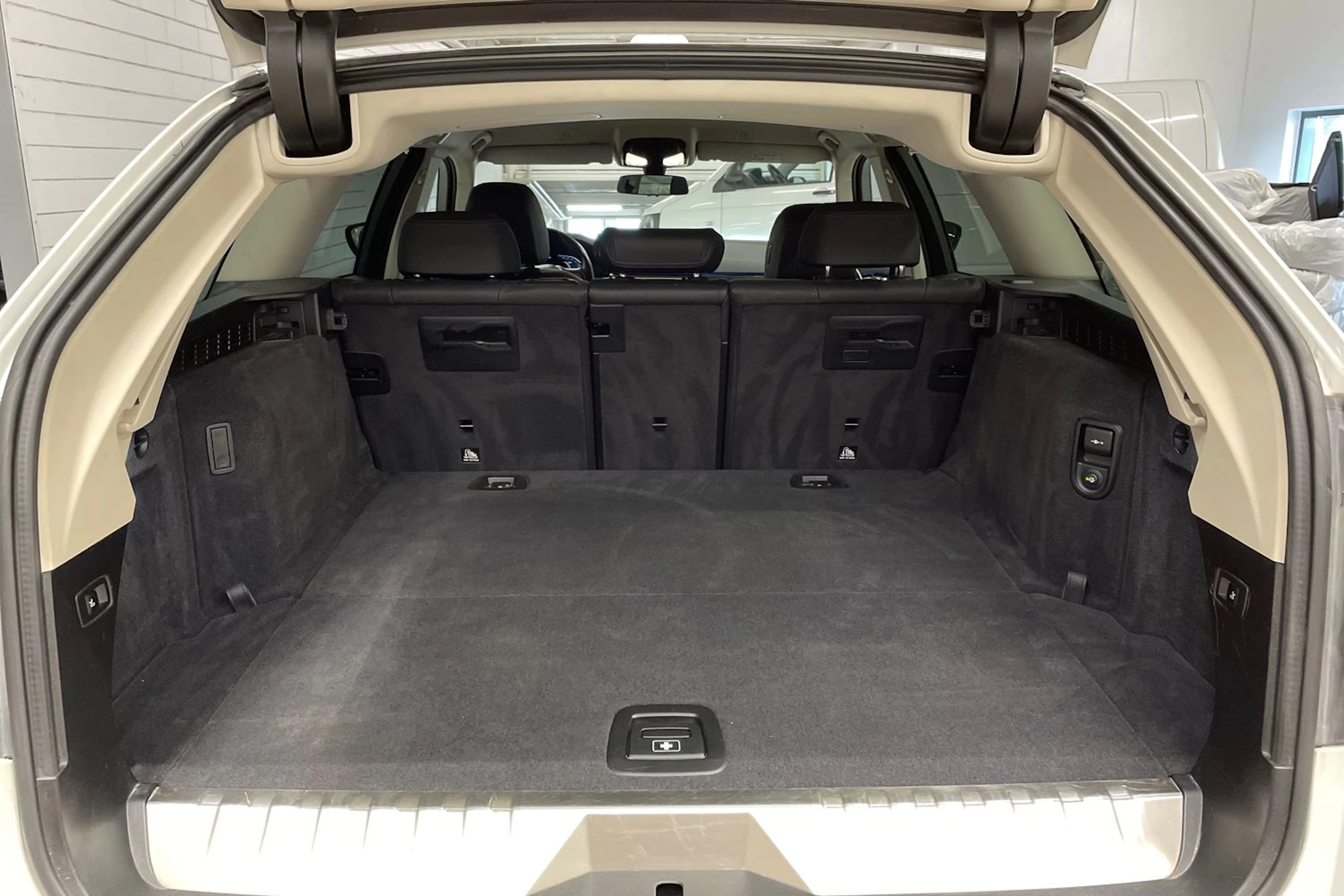 valkoinen BMW 530 2022 kuva 11.