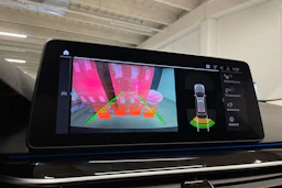 valkoinen BMW 530 2022 kuva 15.