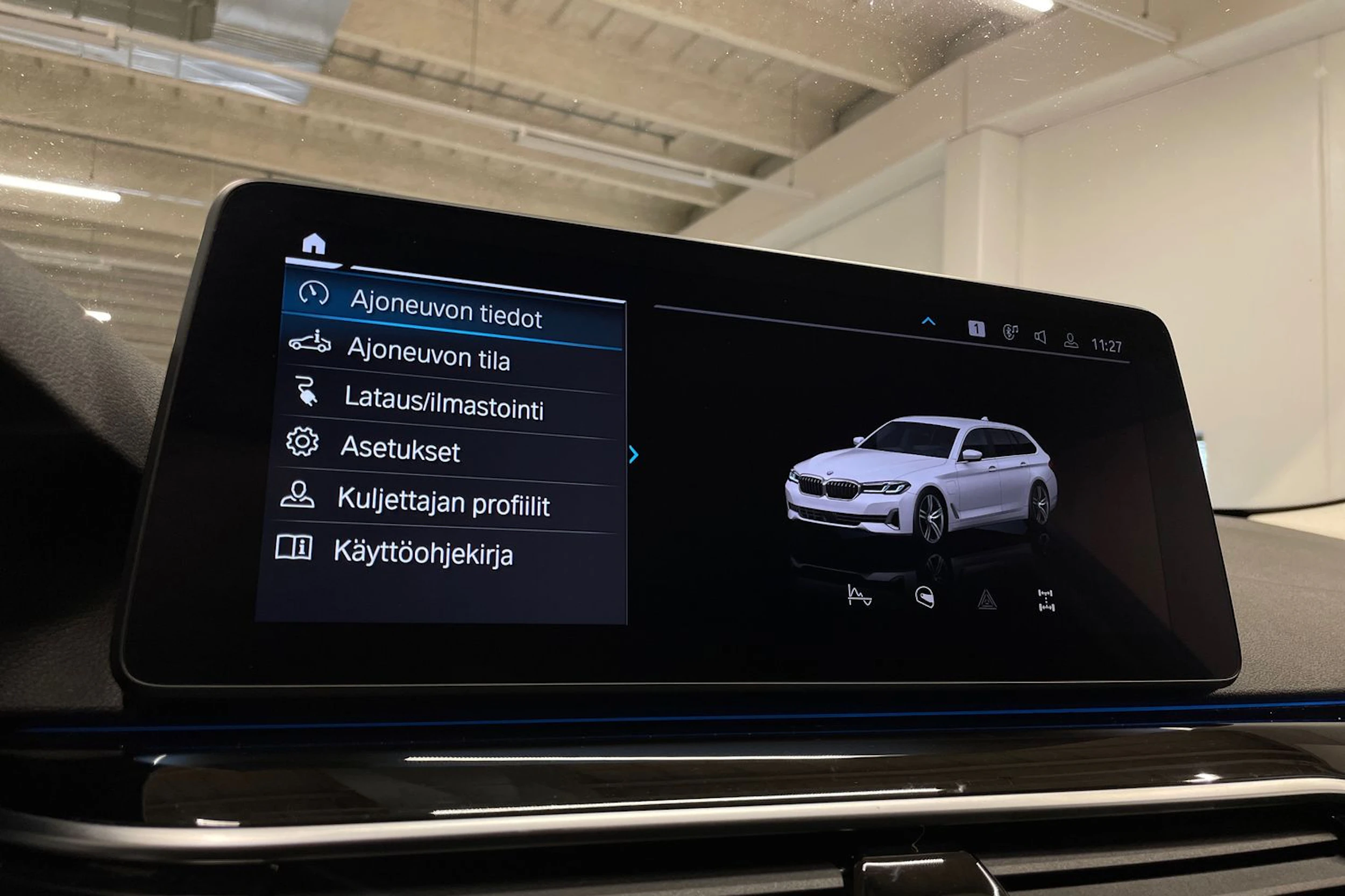 valkoinen BMW 530 2022 kuva 16.