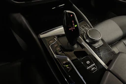 valkoinen BMW 530 2022 kuva 19.