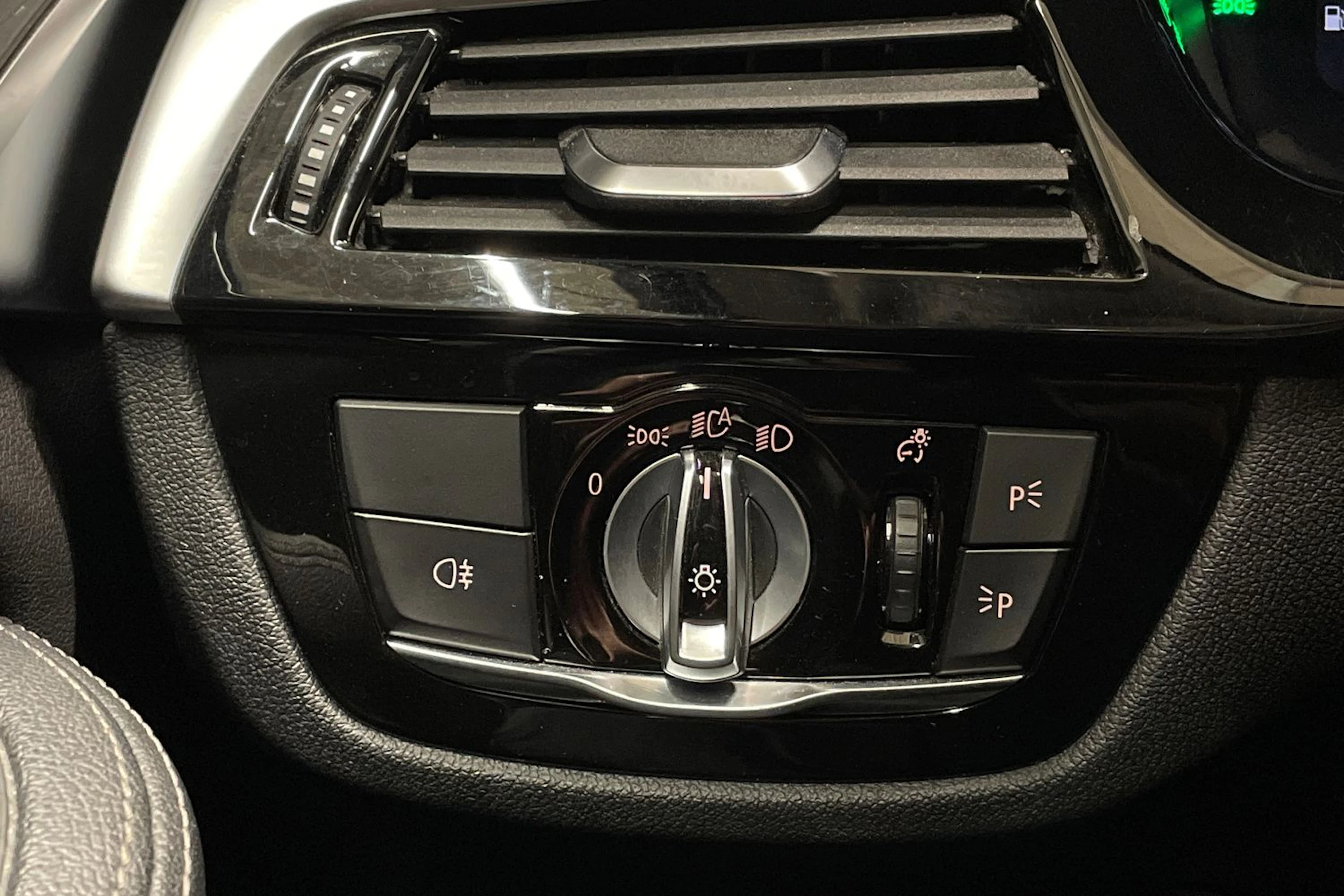 valkoinen BMW 530 2022 kuva 20.