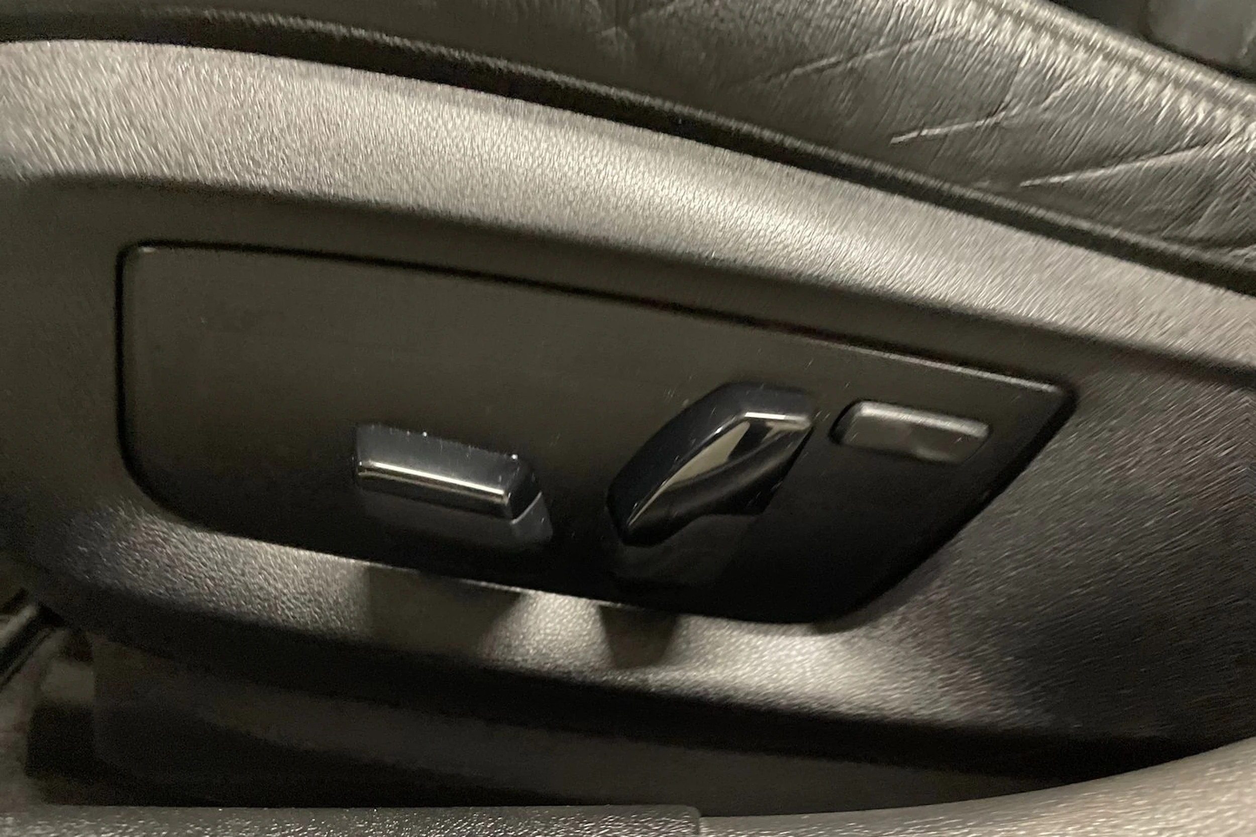 valkoinen BMW 530 2022 kuva 24.