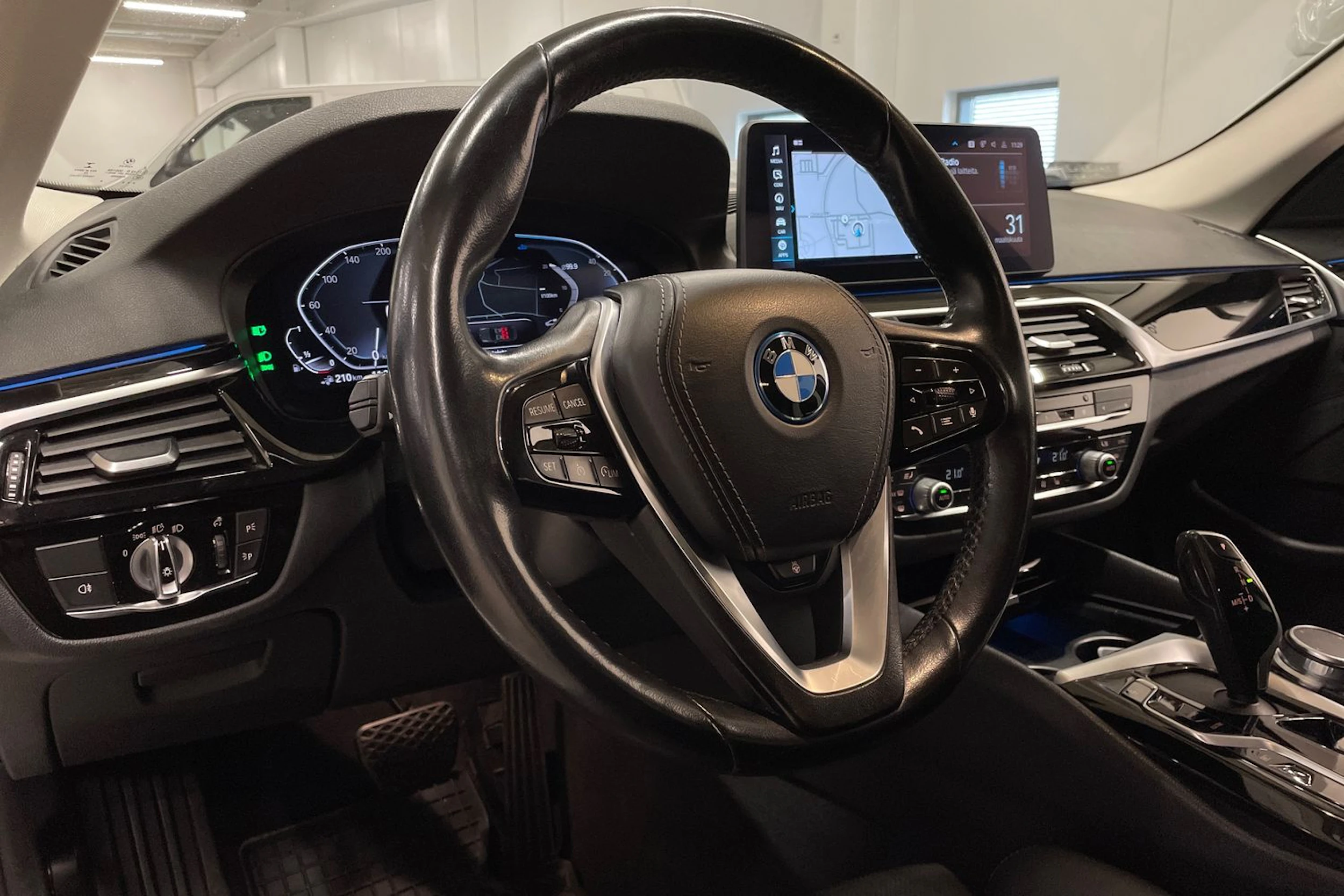 valkoinen BMW 530 2022 kuva 25.