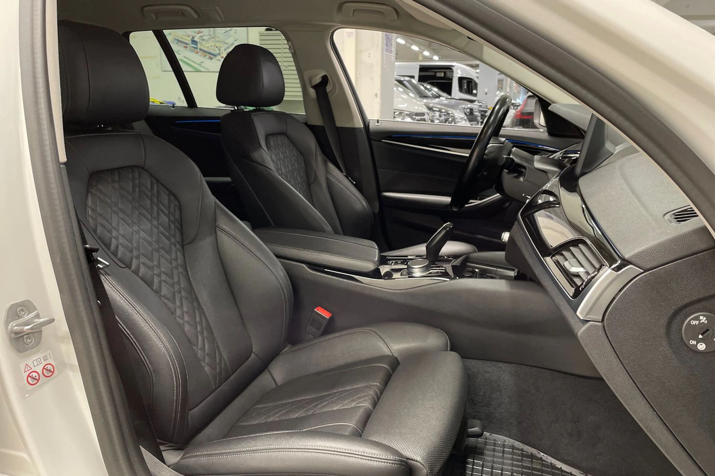 valkoinen BMW 530 2022 kuva 26.