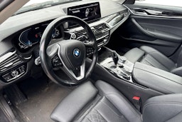 harmaa BMW 530 2022 kuva 3.