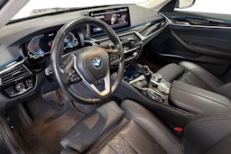 harmaa BMW 530 2022 kuva 7.