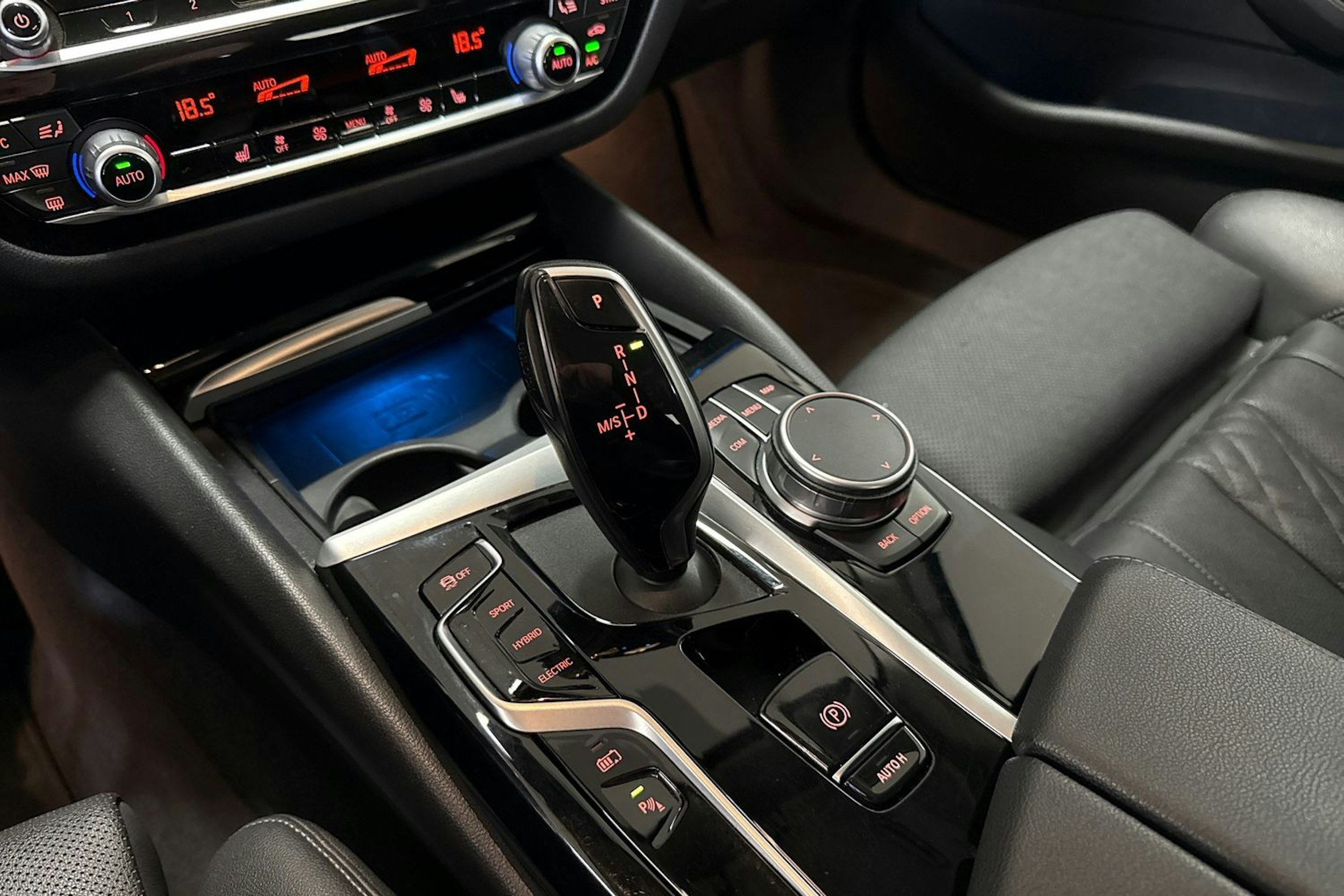 harmaa BMW 530 2022 kuva 27.