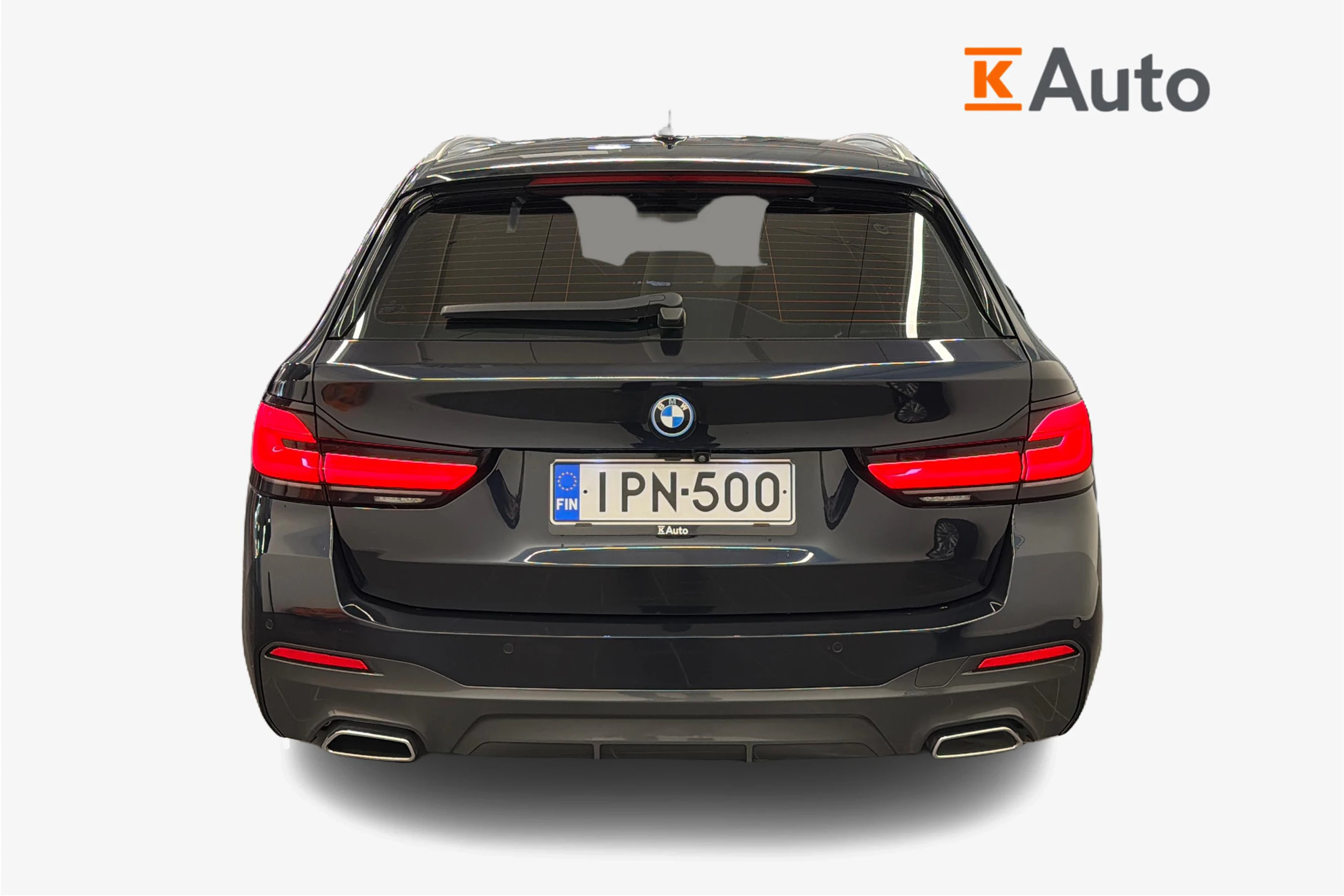 musta BMW 530 2022 kuva 3.