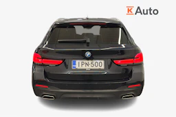 musta BMW 530 2022 kuva 3.