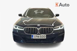 musta BMW 530 2022 kuva 4.