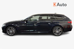 musta BMW 530 2022 kuva 5.