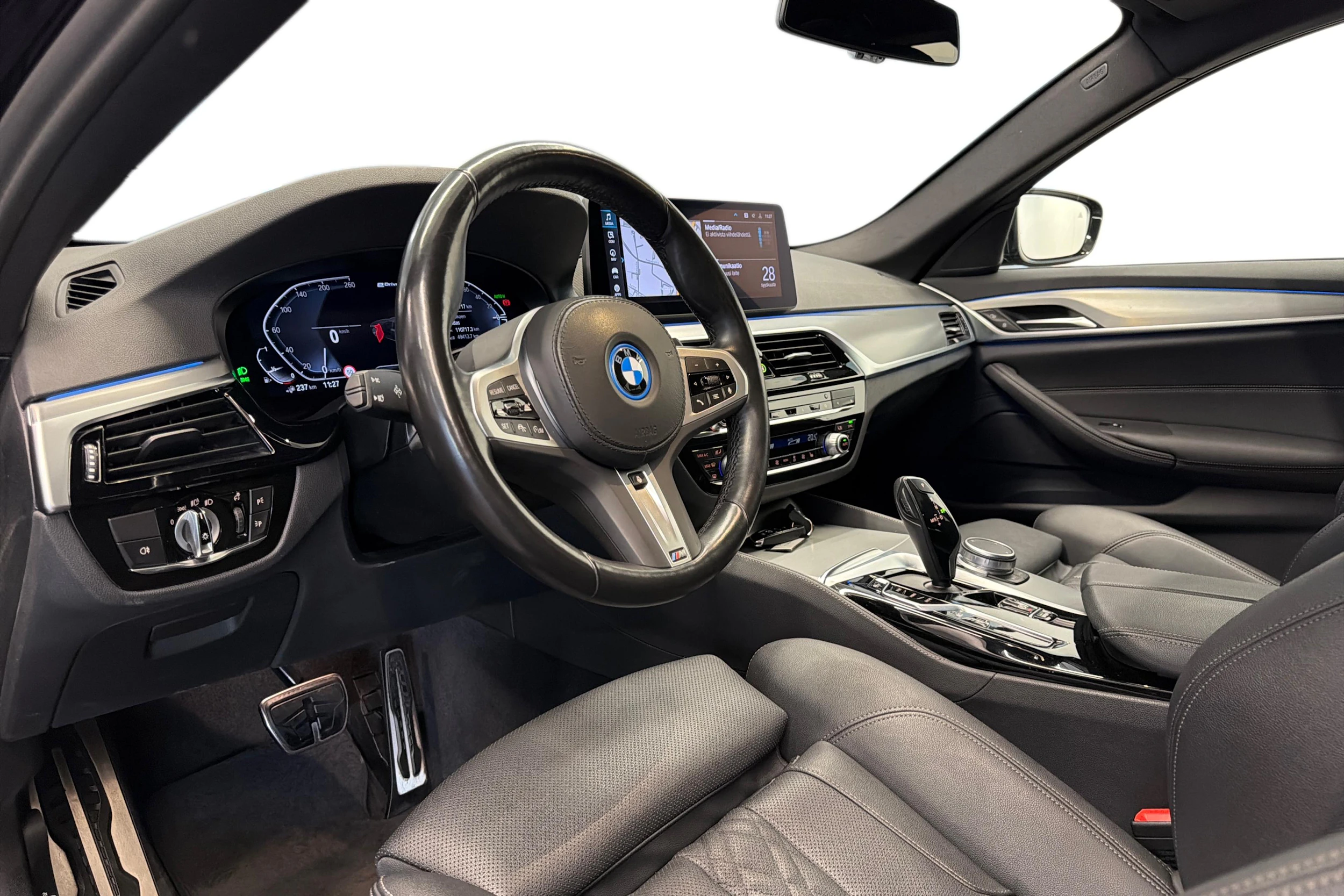musta BMW 530 2022 kuva 6.