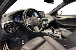musta BMW 530 2022 kuva 6.