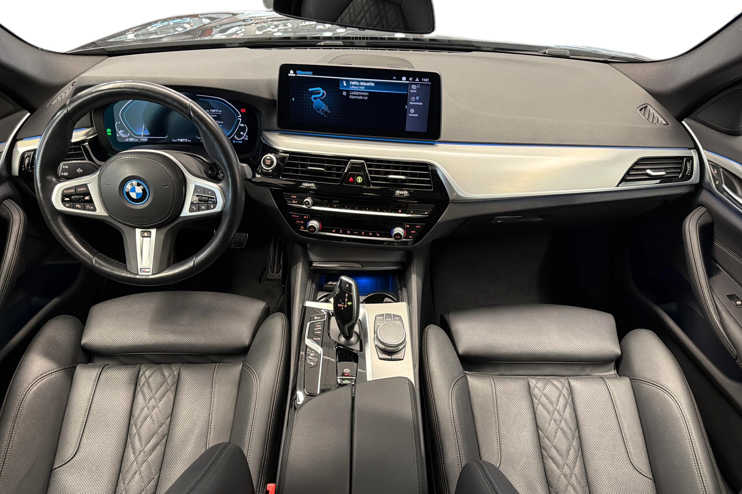 musta BMW 530 2022 kuva 7.