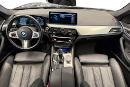 musta BMW 530 2022 kuva 7.