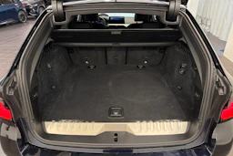 musta BMW 530 2022 kuva 11.