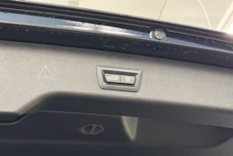 musta BMW 530 2022 kuva 12.