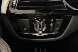 musta BMW 530 2022 kuva 20.