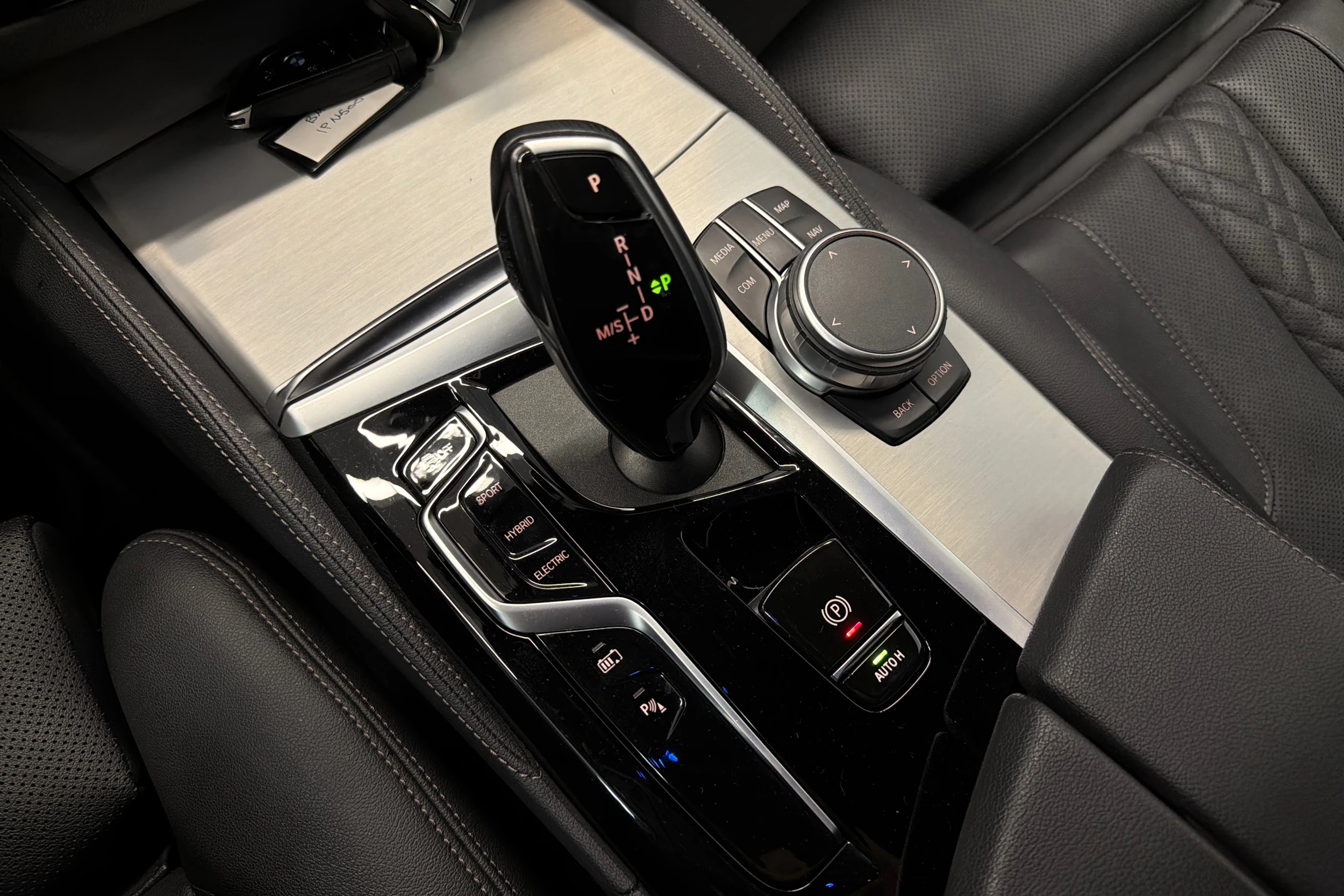 musta BMW 530 2022 kuva 22.