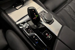 musta BMW 530 2022 kuva 22.