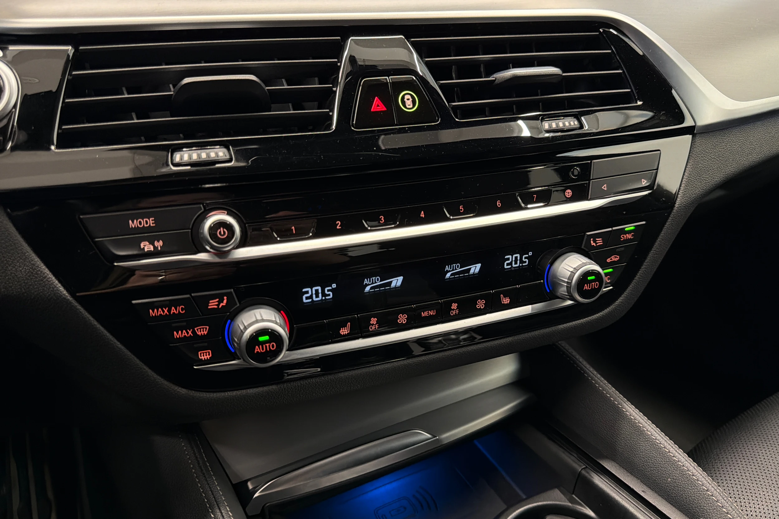 musta BMW 530 2022 kuva 24.