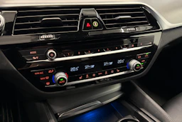 musta BMW 530 2022 kuva 24.