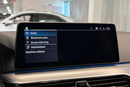 musta BMW 530 2022 kuva 26.