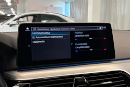 musta BMW 530 2022 kuva 28.
