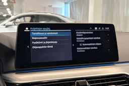 musta BMW 530 2022 kuva 30.
