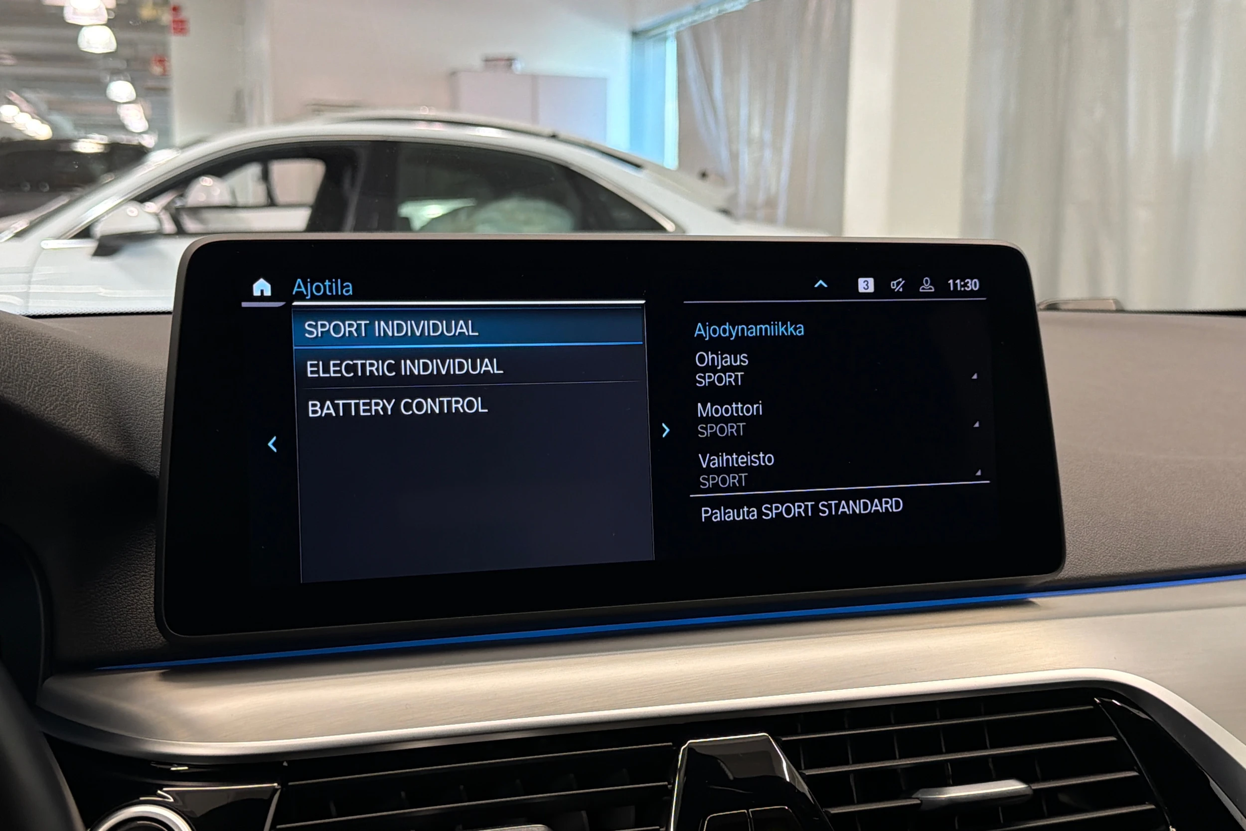 musta BMW 530 2022 kuva 32.