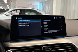 musta BMW 530 2022 kuva 32.