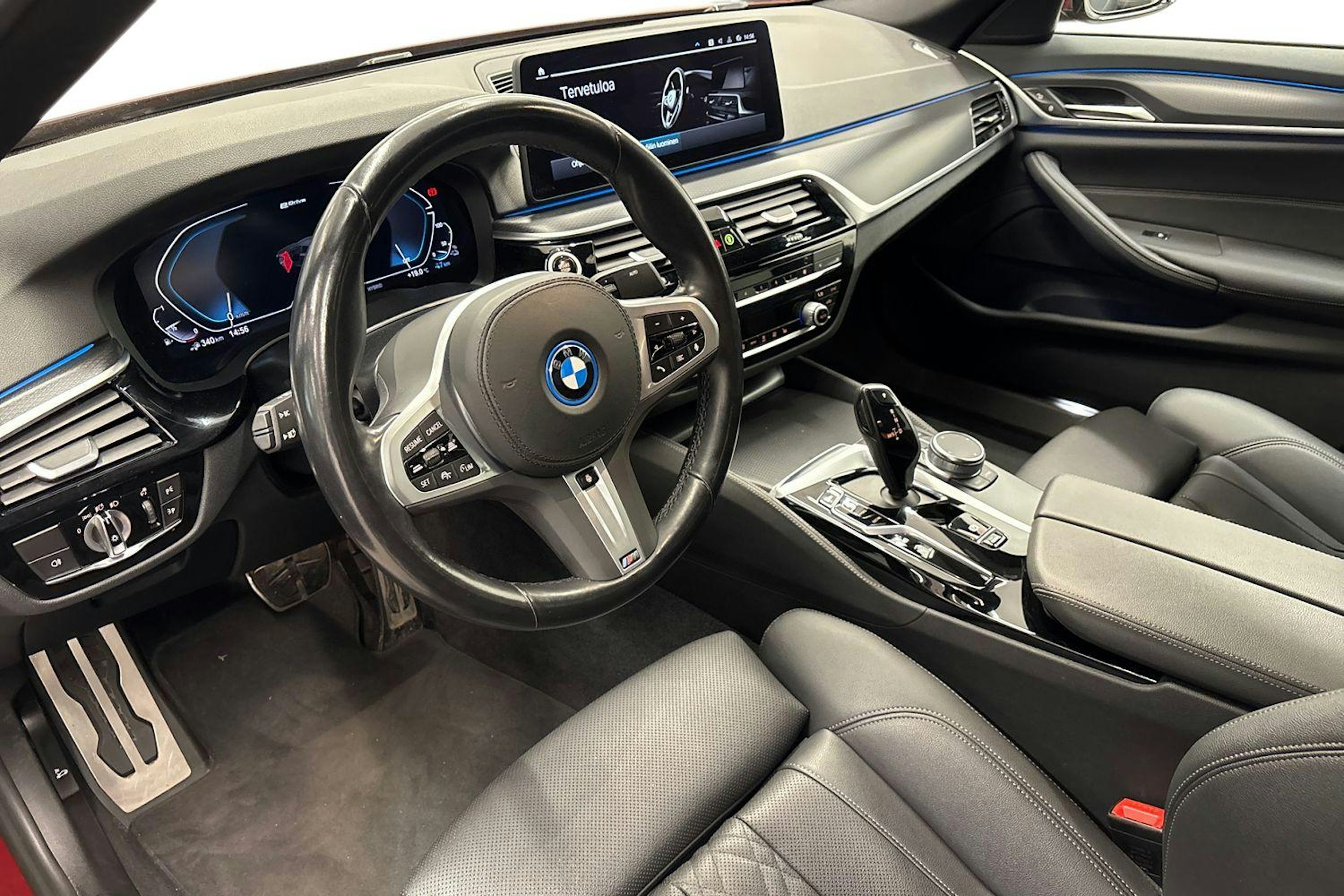 punainen BMW 530 2022 kuva 6.