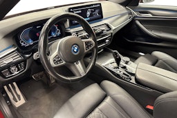 punainen BMW 530 2022 kuva 6.