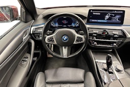 punainen BMW 530 2022 kuva 7.