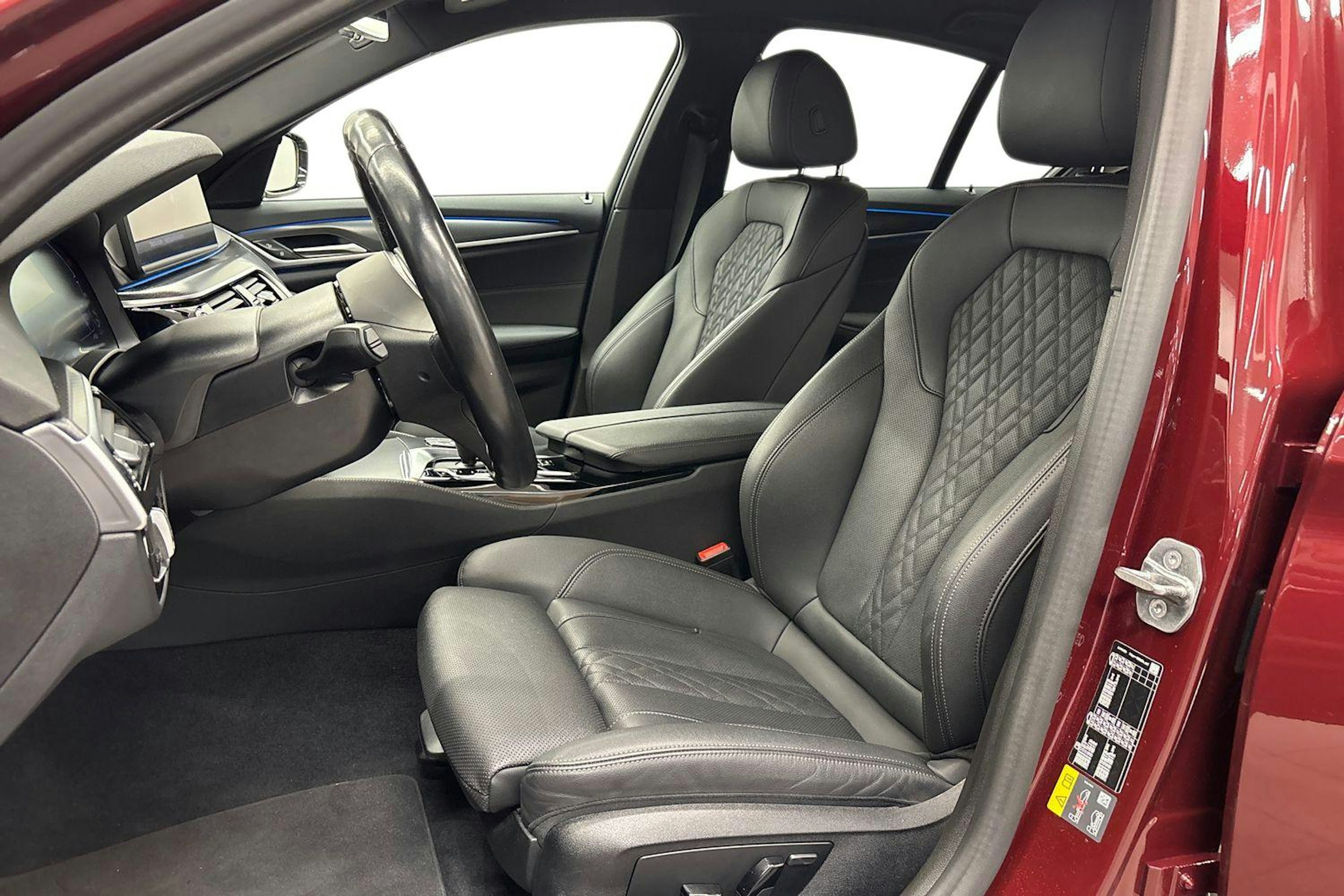 punainen BMW 530 2022 kuva 8.