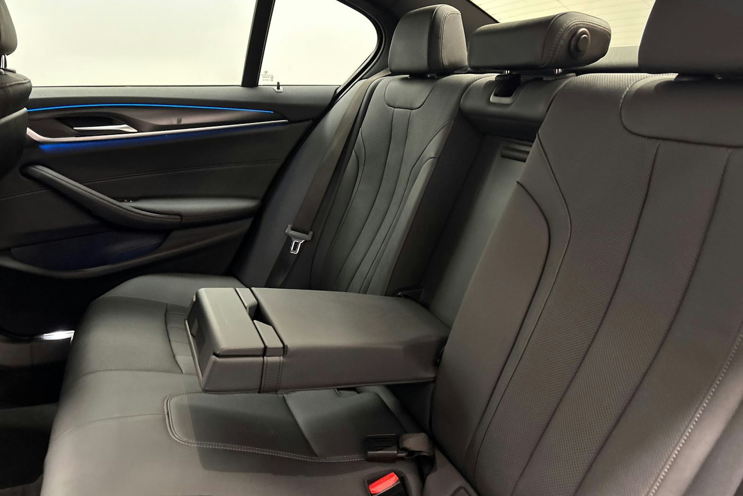 punainen BMW 530 2022 kuva 12.