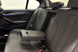 punainen BMW 530 2022 kuva 12.