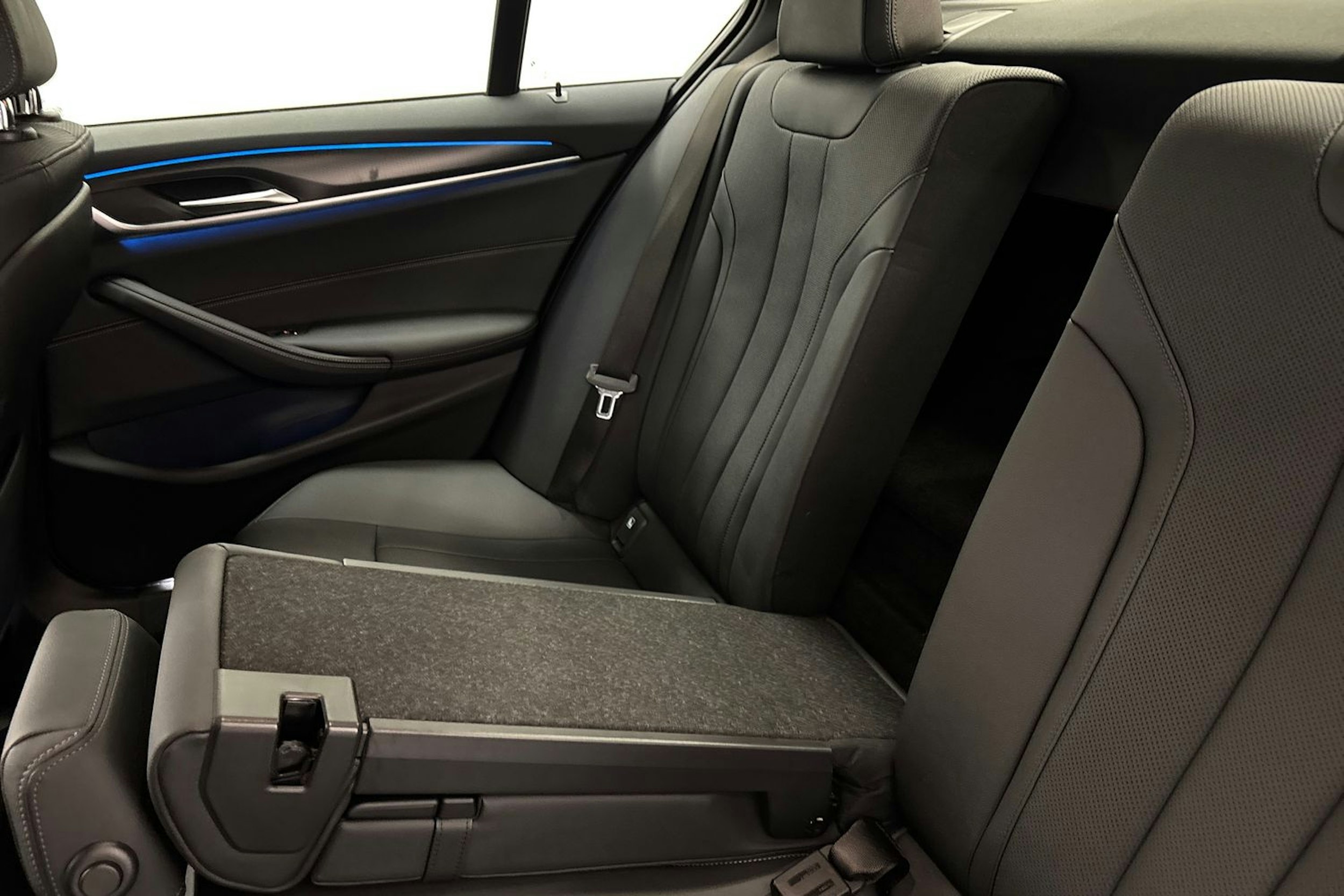 punainen BMW 530 2022 kuva 14.