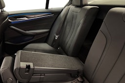 punainen BMW 530 2022 kuva 14.