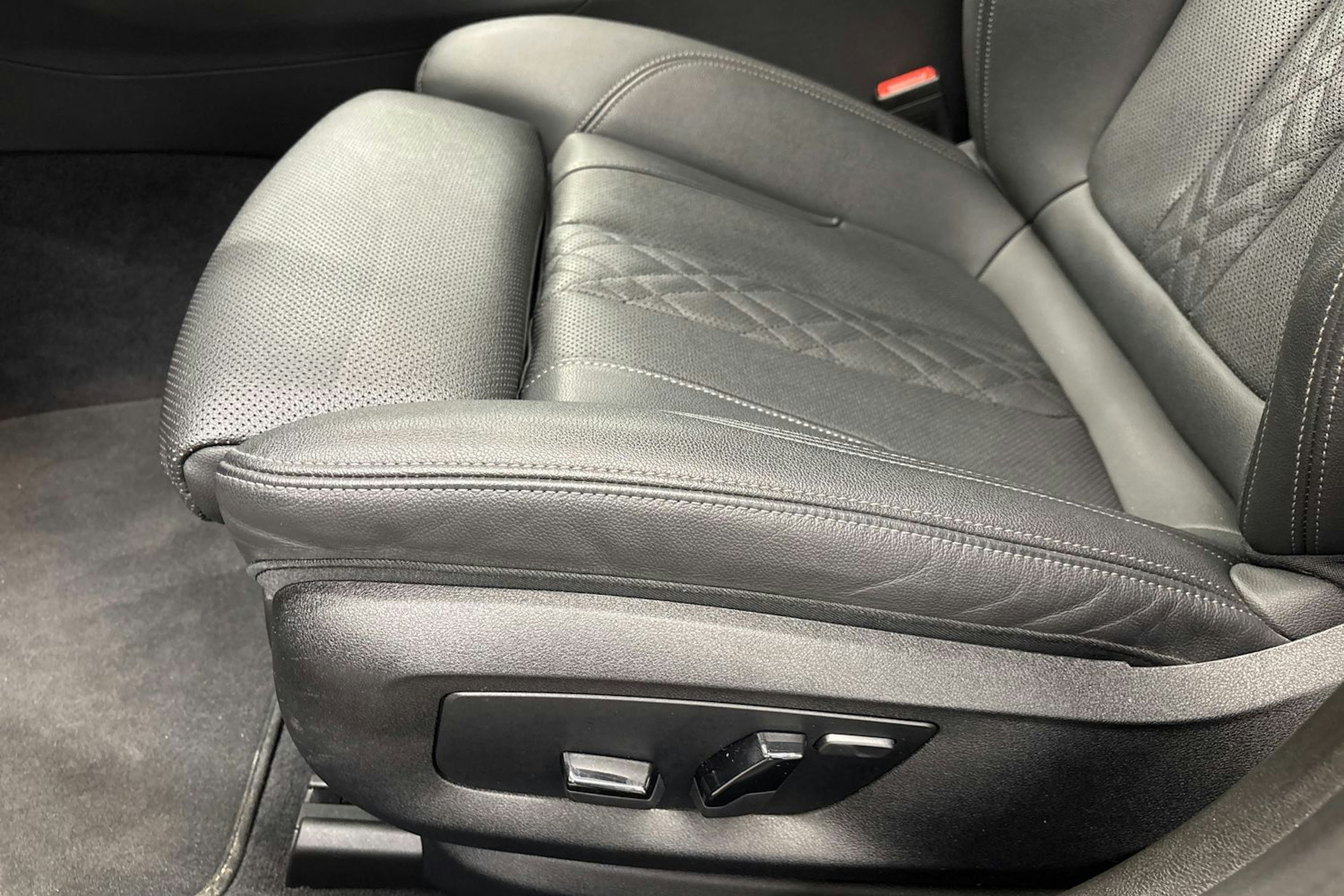 punainen BMW 530 2022 kuva 16.