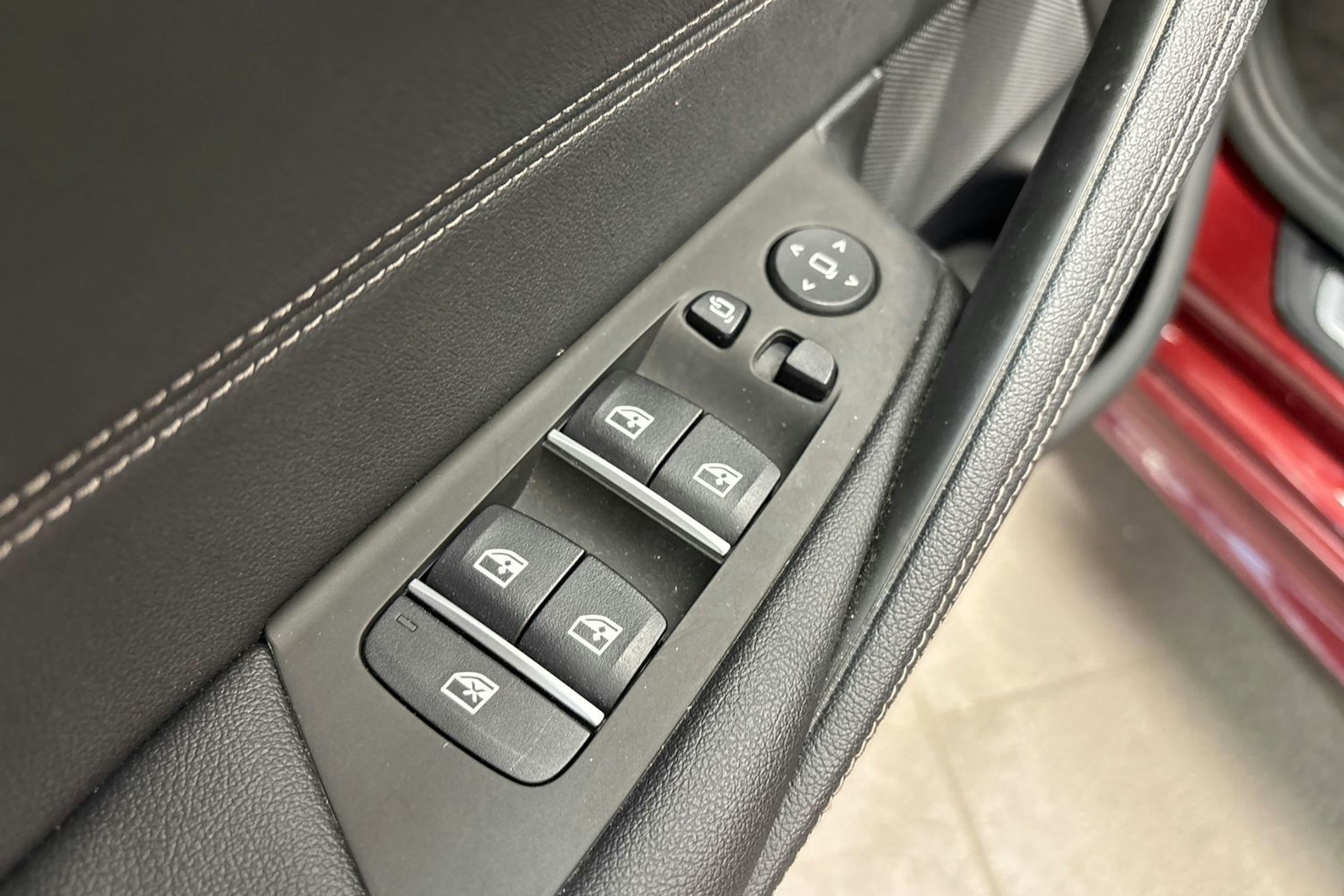 punainen BMW 530 2022 kuva 17.