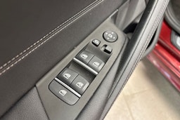 punainen BMW 530 2022 kuva 17.