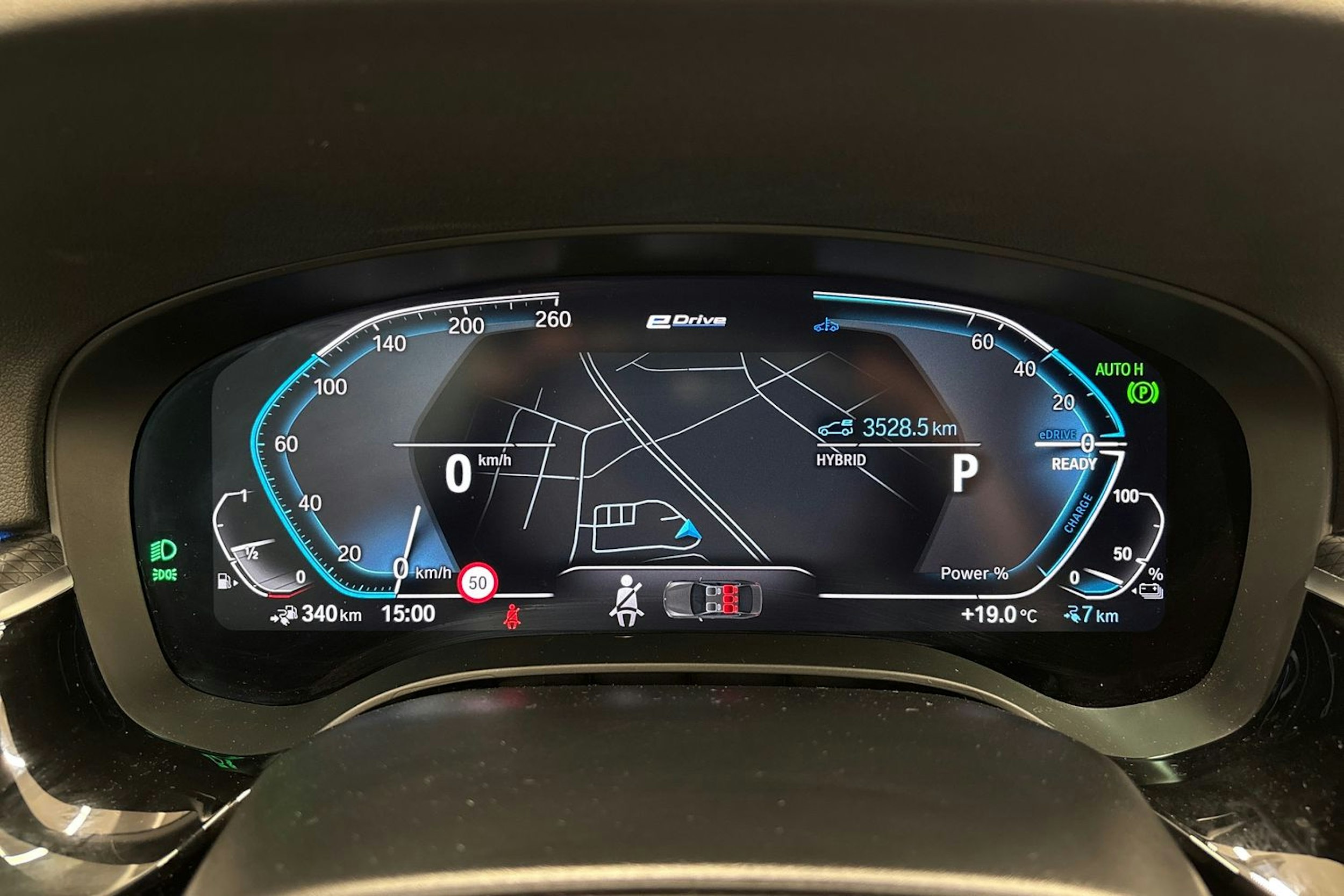 punainen BMW 530 2022 kuva 18.