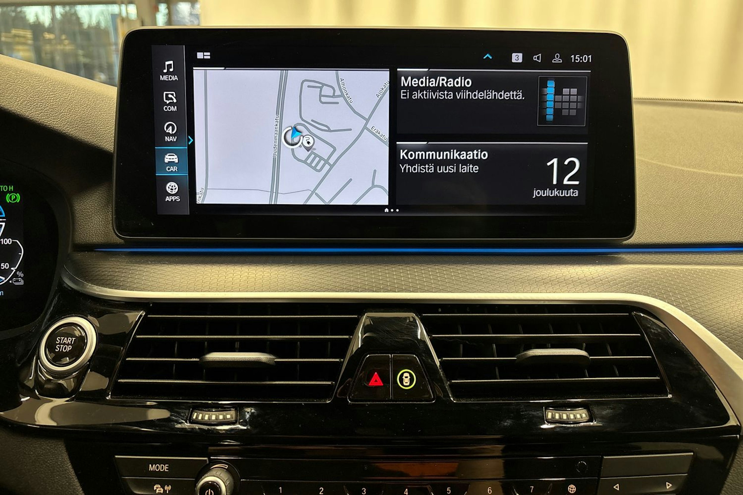 punainen BMW 530 2022 kuva 19.