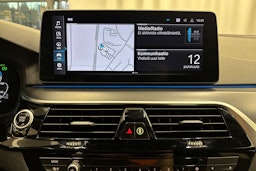 punainen BMW 530 2022 kuva 19.