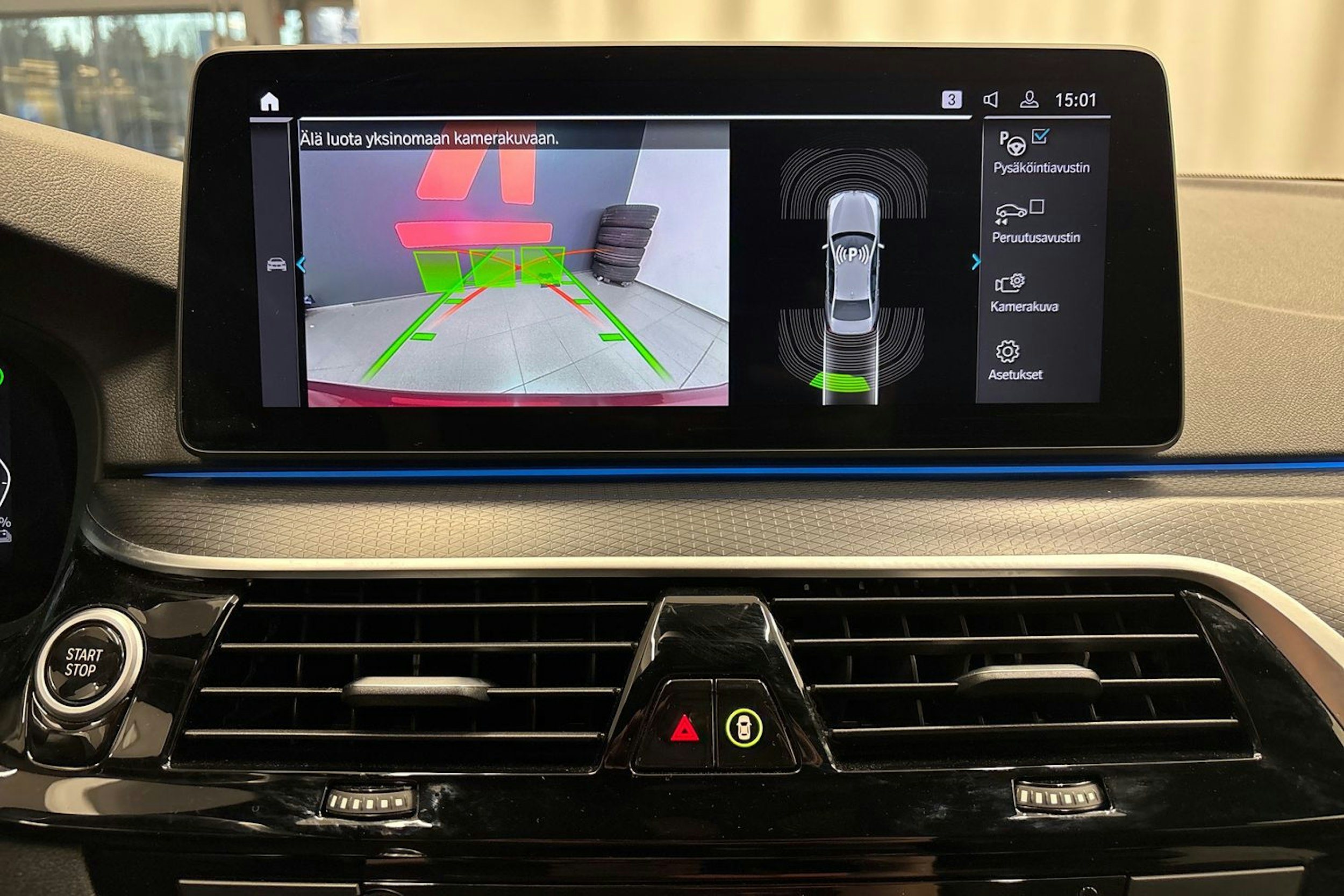 punainen BMW 530 2022 kuva 20.