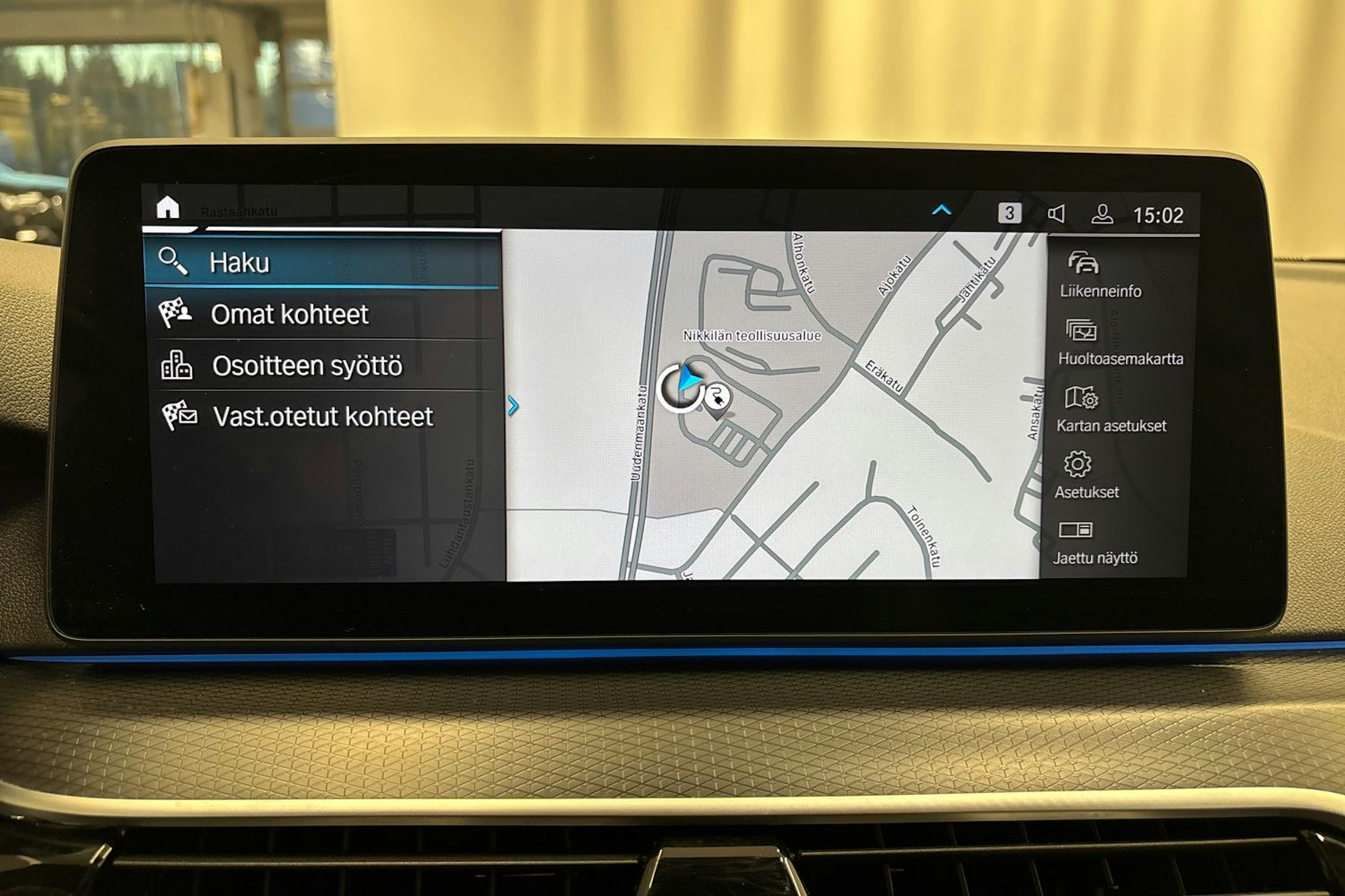 punainen BMW 530 2022 kuva 21.