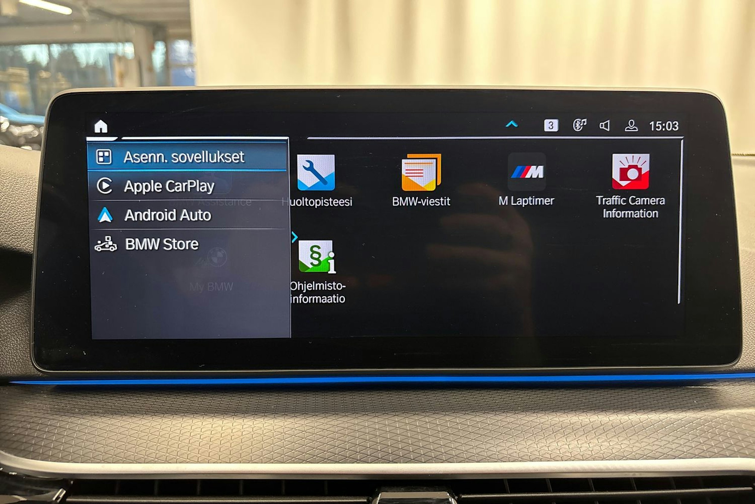 punainen BMW 530 2022 kuva 24.