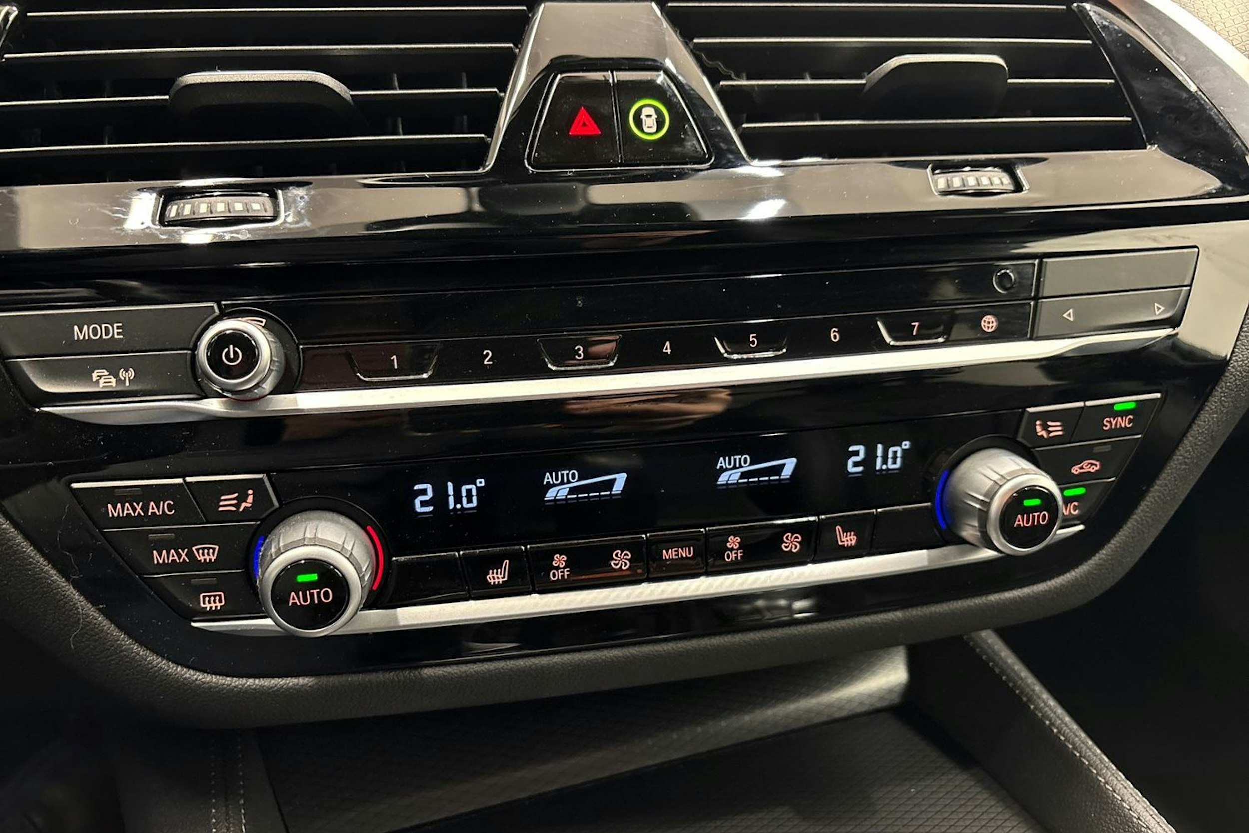 punainen BMW 530 2022 kuva 25.