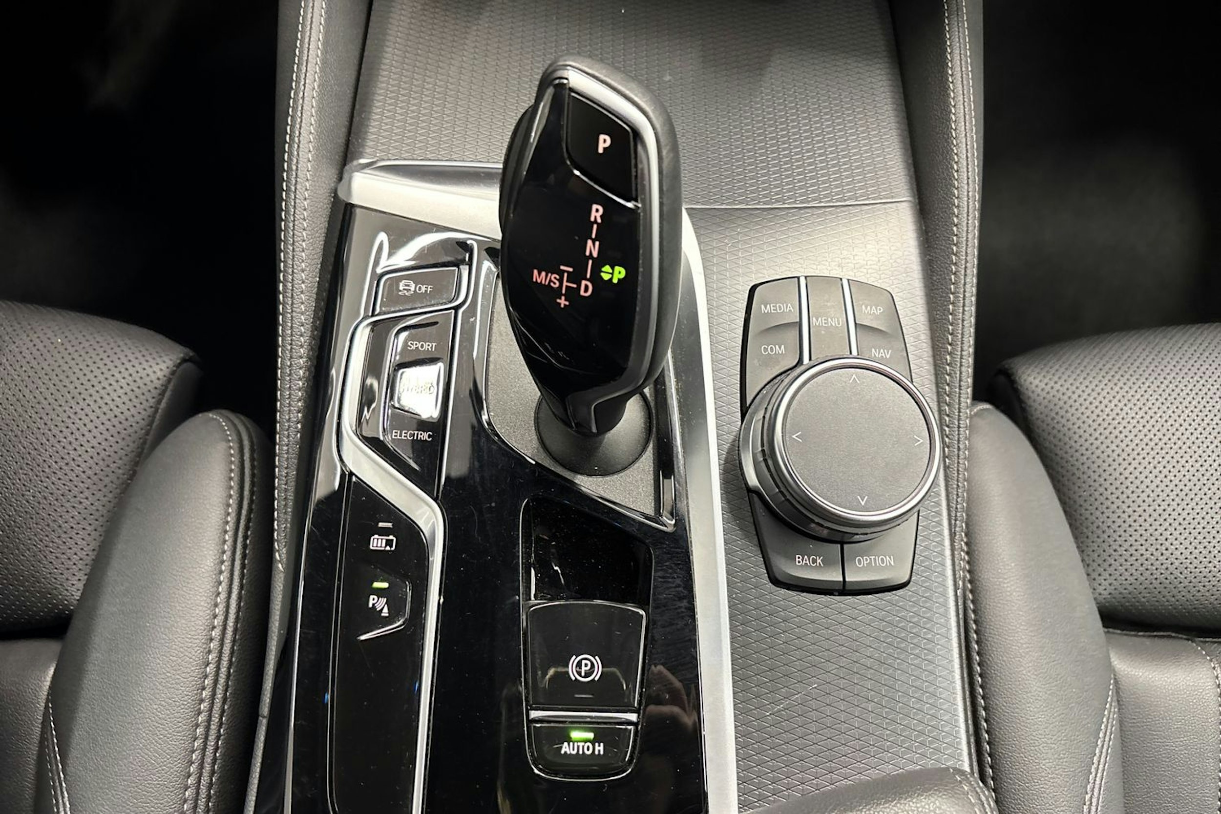 punainen BMW 530 2022 kuva 26.